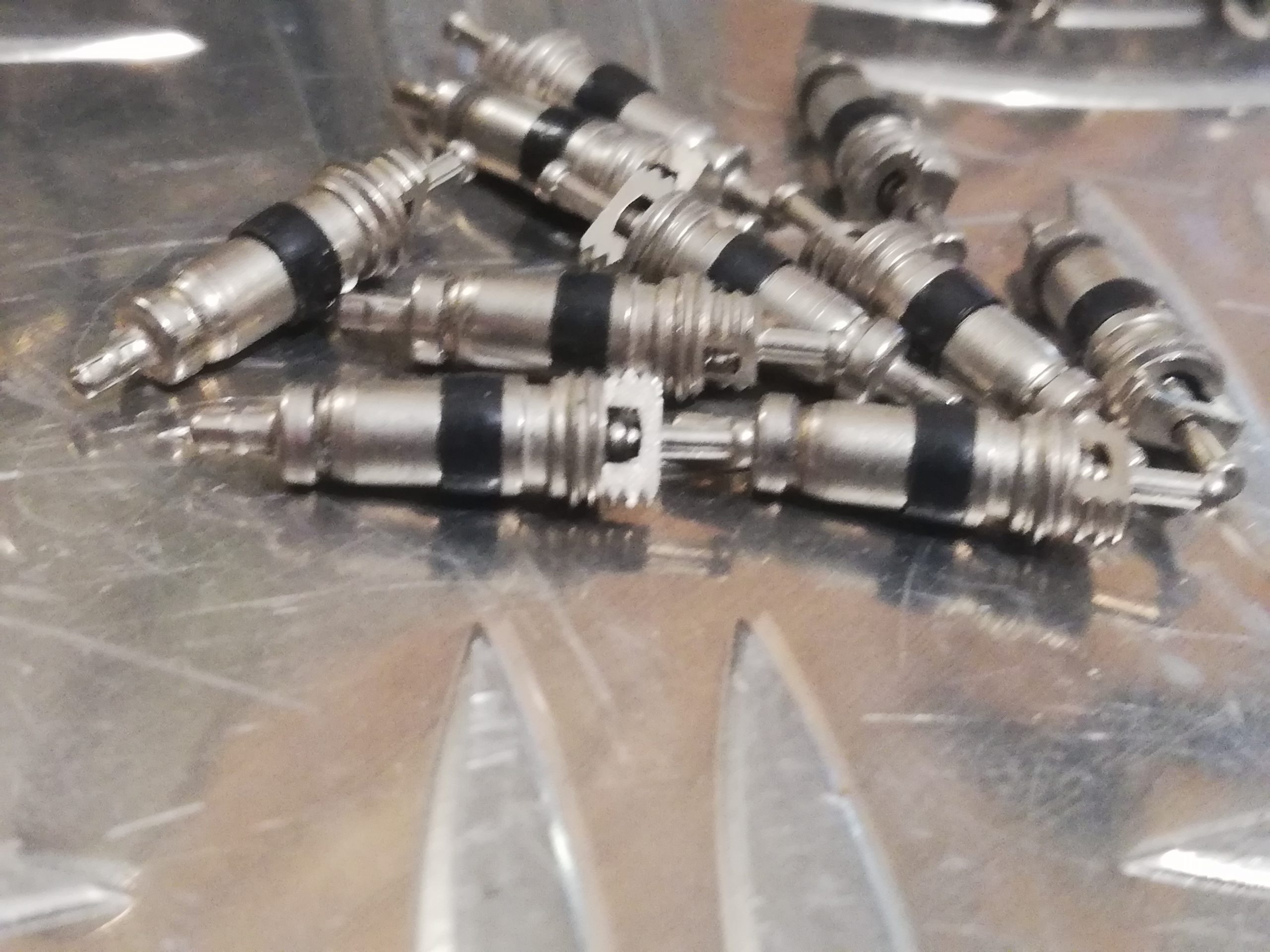 Reifenfüller + Druckprüfer + 10 Ventil -einsätze + 10 Ventilkappe Metall